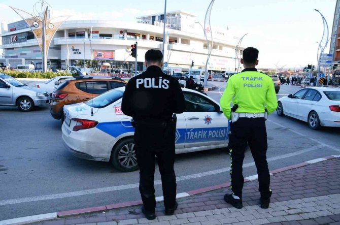 Polisten Vatandaşları Rahatsız Eden Satıcı Ve Dilencilere Yönelik Denetim