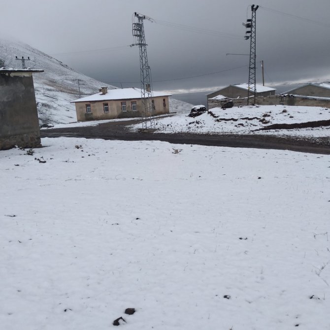 Ağrı’nın Yüksek Kesimleri Karla Kaplandı