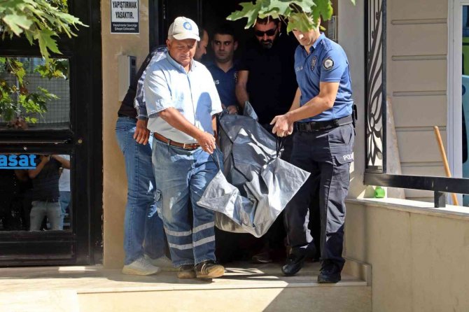 Öğrencisi Evinde Ölü Bulunan Şahsın Öğretmenlikle İlişiği Kesildi