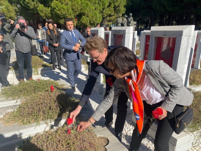 Ab Türkiye Delegasyonu Başkanı Büyükelçi Meyer-landrut, Çanakkale Şehitler Abidesi’ni Ziyaret Etti