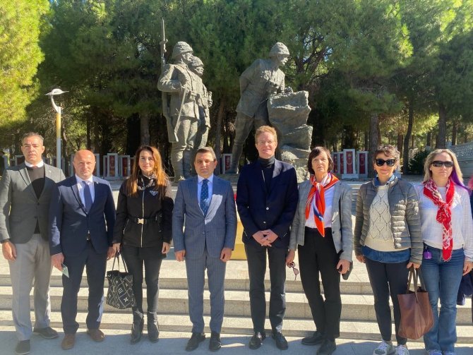 Ab Türkiye Delegasyonu Başkanı Büyükelçi Meyer-landrut, Çanakkale Şehitler Abidesi’ni Ziyaret Etti