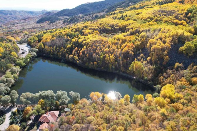 Adeta Canlı Bir Yağlı Boya Tablosu: "Karagöl"