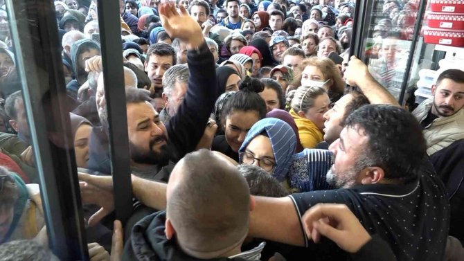 Bursa’da Alışveriş Çılgınlığı...birbirlerini Ezdiler