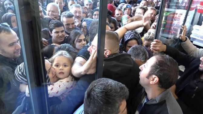 Bursa’da Alışveriş Çılgınlığı...birbirlerini Ezdiler
