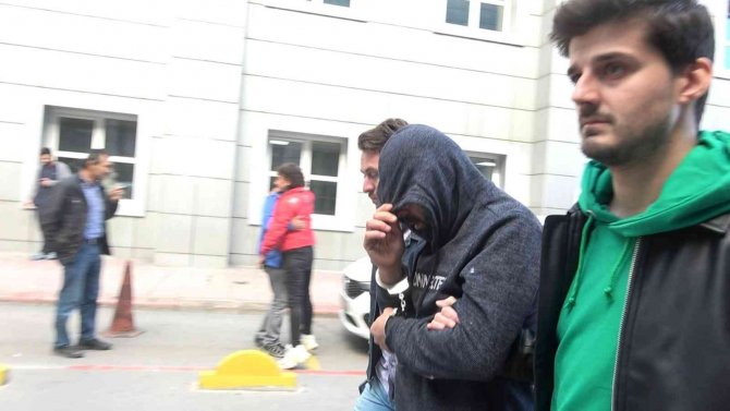 Kahvede Çay İçerken Önlerine Hırsızlık Zanlısı Atladı