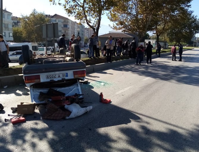 16 Yaşındaki Ehliyetsiz Sürücünün Kullandığı Otomobil Takla Attı: 2 Yaralı