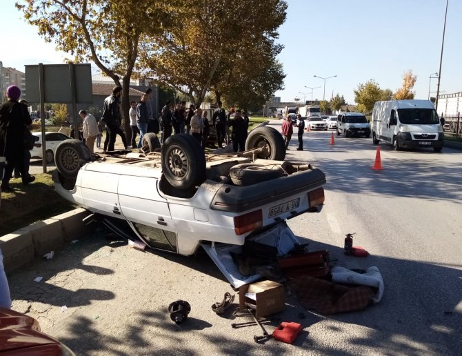 16 Yaşındaki Ehliyetsiz Sürücünün Kullandığı Otomobil Takla Attı: 2 Yaralı