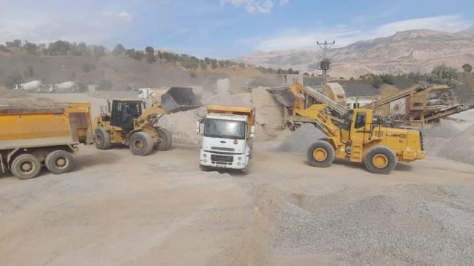 Derecik’te Yol Yapım Çalışmalarına Hız Verildi