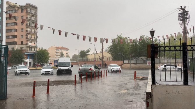 Diyarbakır’da Sağanak Yağış Etkili Oldu