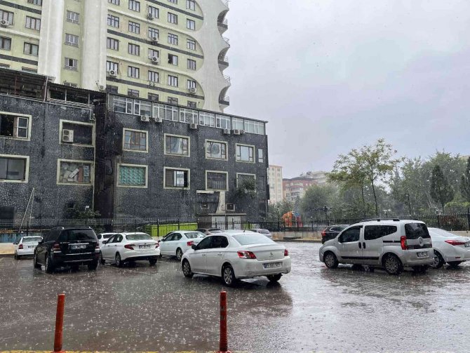 Diyarbakır’da Sağanak Yağış Etkili Oldu