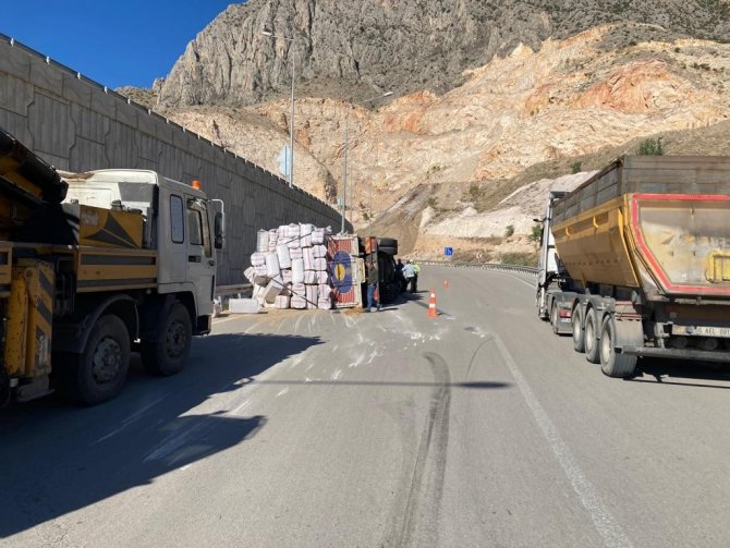 Amasya’da Saman Yüklü Kamyon Devrildi