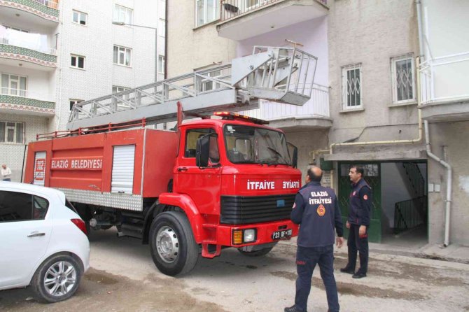 Elazığ’da Fıkra Gibi Olay: Haber Alınamayan Çocuğun Evinde Kulaklıkla Uyduğu Ortaya Çıktı