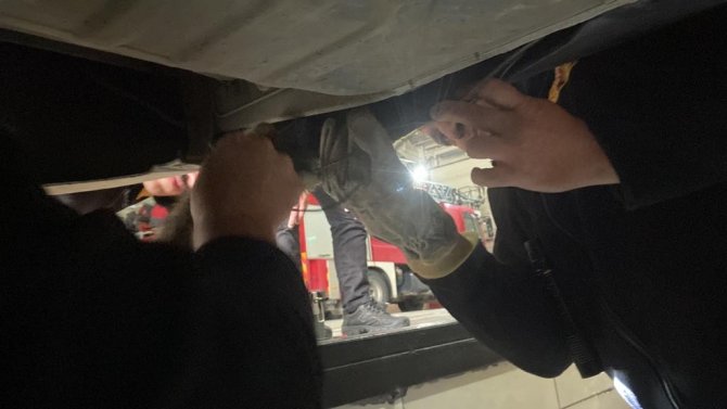 Muayeneye Götürdüğü Otomobilin Tamponundan Çıkan Kediyi İtfaiye Kurtardı
