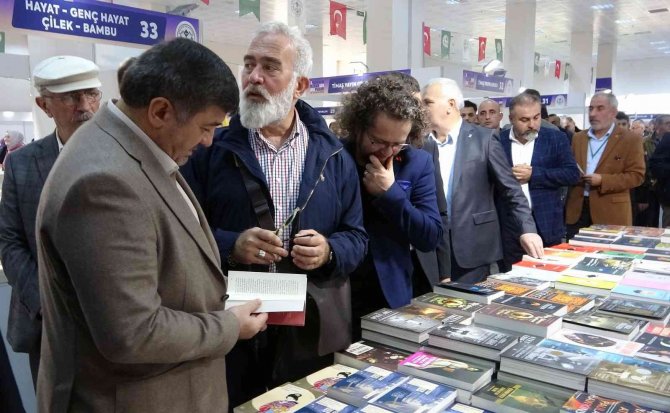 Giresun’da “Cumhuriyeti Bilgiyle Yükseltelim” Temalı Kitap Fuarı Açıldı