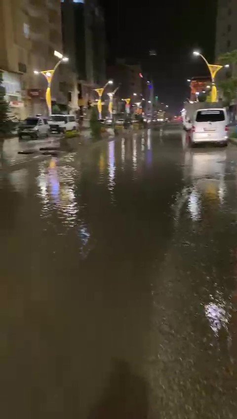 Yüksekova’da Aniden Bastıran Yağmur Caddeleri Göle Çevirdi