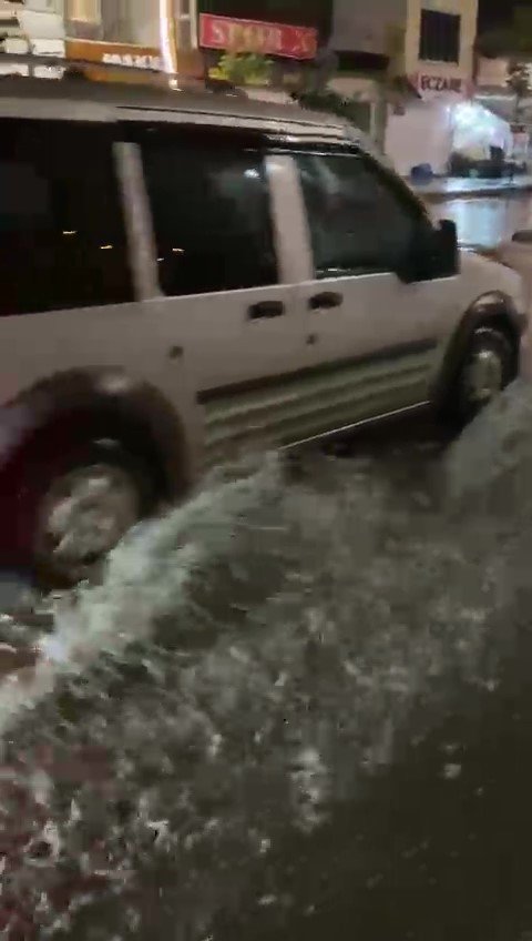 Yüksekova’da Aniden Bastıran Yağmur Caddeleri Göle Çevirdi