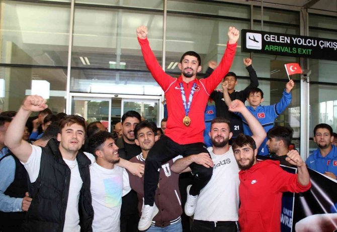 Dünya Şampiyonu Kerem Kamal’a Coşkulu Karşılama