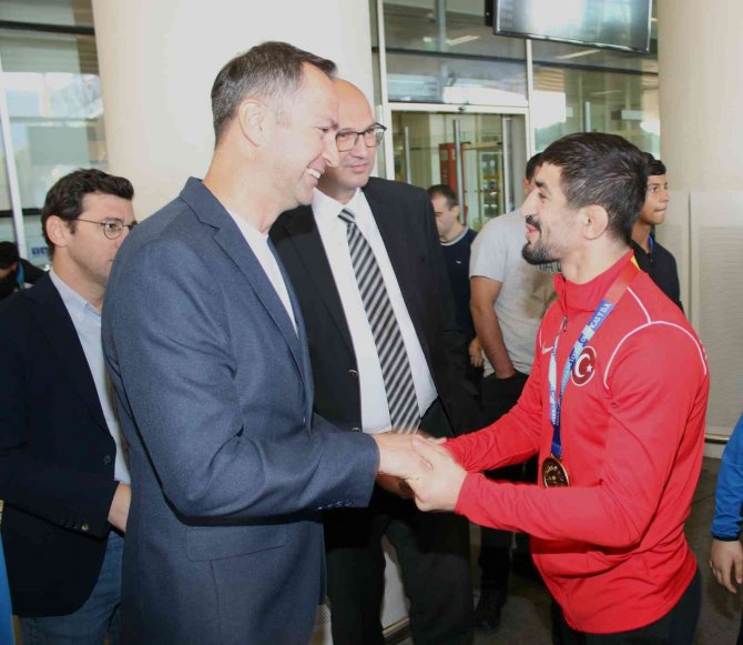 Dünya Şampiyonu Kerem Kamal’a Coşkulu Karşılama