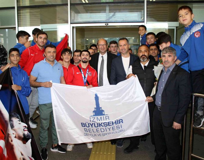 Dünya Şampiyonu Kerem Kamal’a Coşkulu Karşılama
