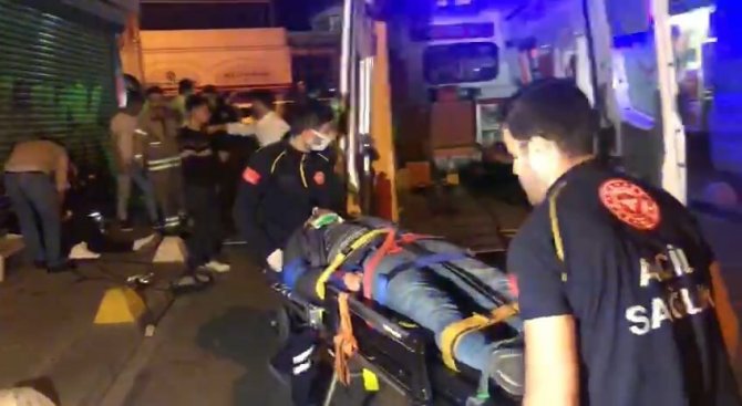 Kadıköy’de Hızını Alamayan Otomobil Takla Attı: 2 Yaralı