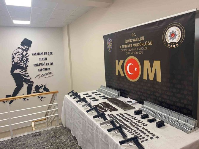 Karadeniz Üzerinden İ̇zmir’e Silah Sevkiyatı Yapan İki Kişi Yakalandı