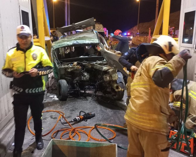 Hafif Ticari Araç Gişelere Çarptı: 1 Ölü, 1 Ağır Yaralı