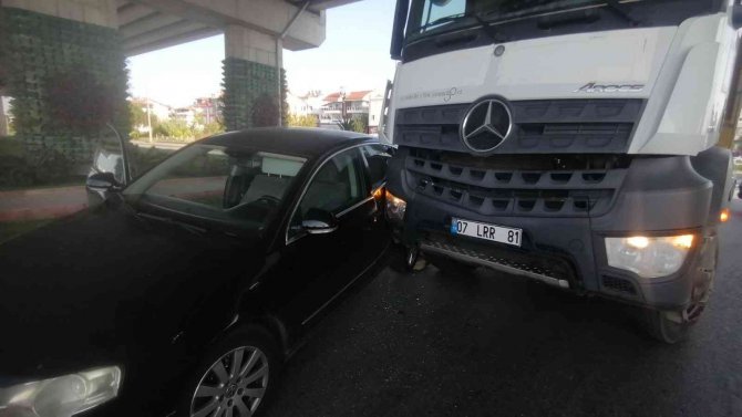 Kamyonun Çarptığı Otomobil, Kaldırım İle Kamyon Arasında Sıkıştı