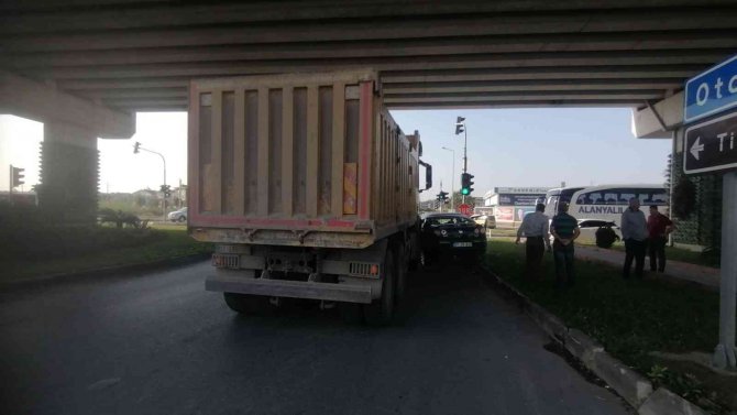 Kamyonun Çarptığı Otomobil, Kaldırım İle Kamyon Arasında Sıkıştı