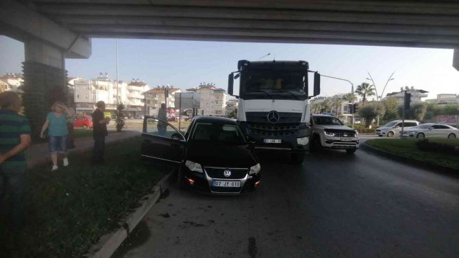 Kamyonun Çarptığı Otomobil, Kaldırım İle Kamyon Arasında Sıkıştı