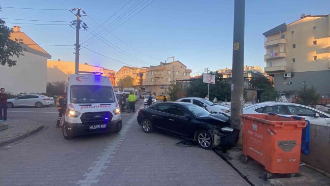 Önce Otomobile Sonra Direğe Çarptı: 2 Yaralı
