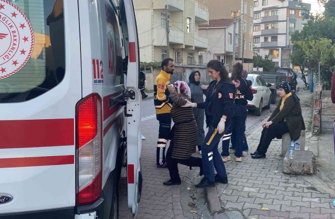 Önce Otomobile Sonra Direğe Çarptı: 2 Yaralı