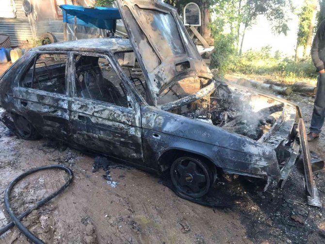 Alev Alev Yanan Otomobilden Geriye İskeleti Kaldı