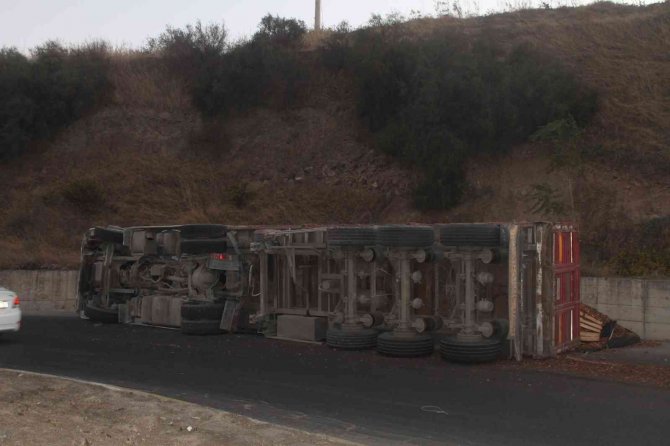 Manisa’da Talaş Yüklü Tır Devrildi: 1 Yaralı