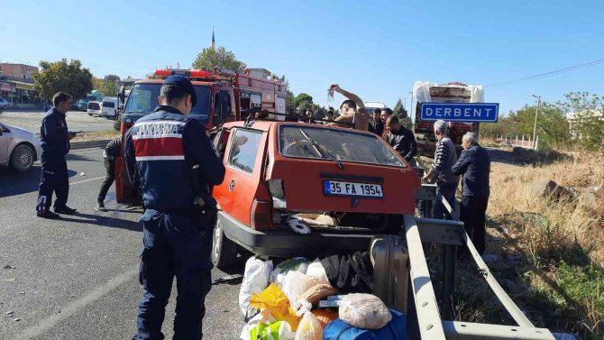 Minibüse Arkadan Çarpan Otomobildeki 4 Kişi Yaralandı