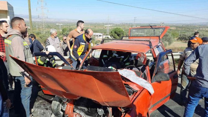 Minibüse Arkadan Çarpan Otomobildeki 4 Kişi Yaralandı