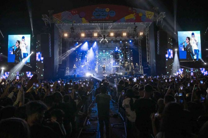 Gençlik Festivalinde İ̇rem Derici Rüzgarı