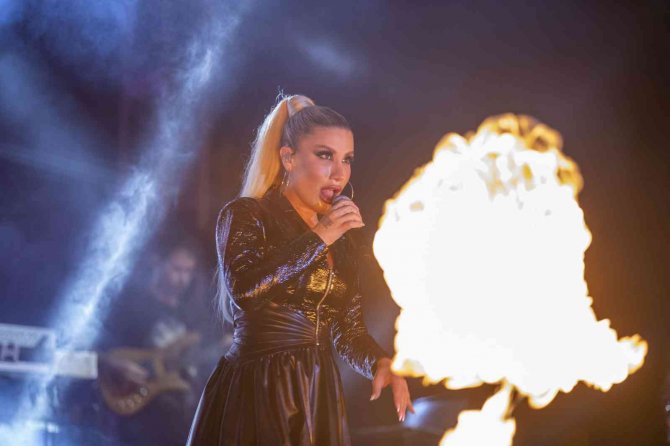 Gençlik Festivalinde İ̇rem Derici Rüzgarı