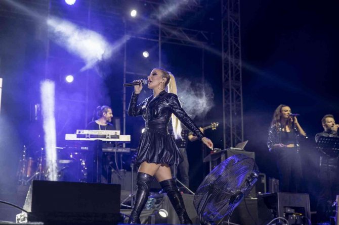 Gençlik Festivalinde İ̇rem Derici Rüzgarı
