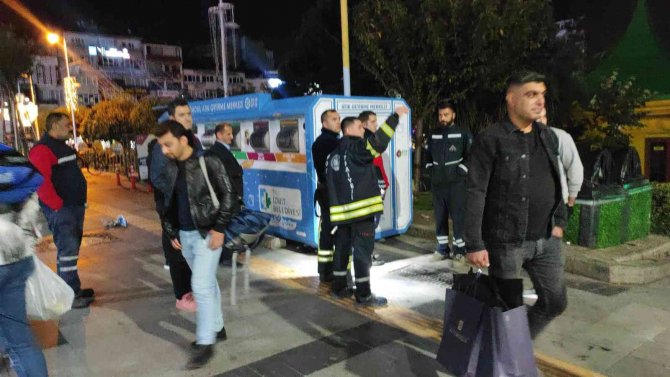Geri Dönüşüm Kutusunda Mahsur Kalan Çocuğu İtfaiye Ekipleri Kurtardı