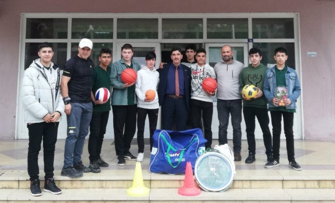 İ̇zmit Belediyesi, 5 Okula Spor Malzemesi Desteğinde Bulundu