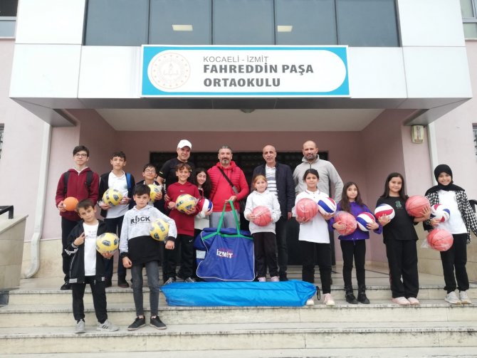 İ̇zmit Belediyesi, 5 Okula Spor Malzemesi Desteğinde Bulundu