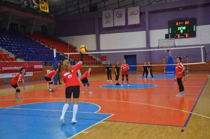 Meme Kanserine Voleybol Maçı İle Dikkat Çektiler