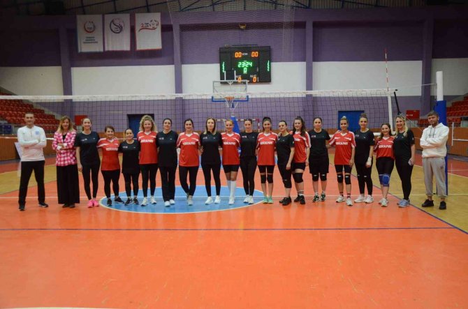 Meme Kanserine Voleybol Maçı İle Dikkat Çektiler