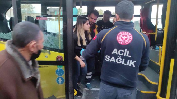 Otobüs Camı Yüzünde Patladı, Oturduğu Yerden Kalkamadı