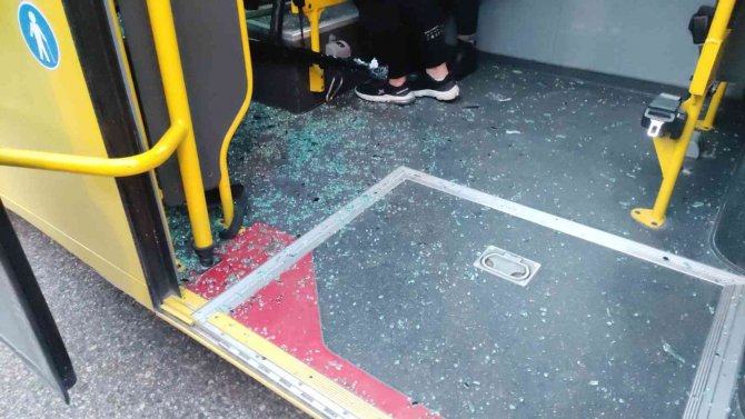 Otobüs Camı Yüzünde Patladı, Oturduğu Yerden Kalkamadı