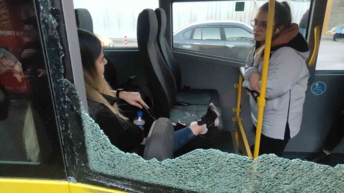 Otobüs Camı Yüzünde Patladı, Oturduğu Yerden Kalkamadı