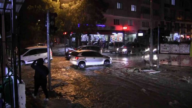 Siirt’te Sağanak Yağış Sonrası Caddeler Dereye Döndü, Vatandaşlar Zor Anlar Yaşadı