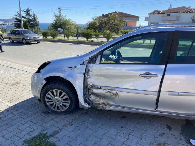 Sinop’ta 2 Otomobil Çarpıştı: 1 Yaralı