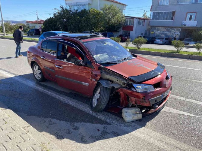 Sinop’ta 2 Otomobil Çarpıştı: 1 Yaralı