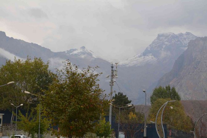 Sümbül Dağı Zirvesine Mevsimin İlk Karı Düştü